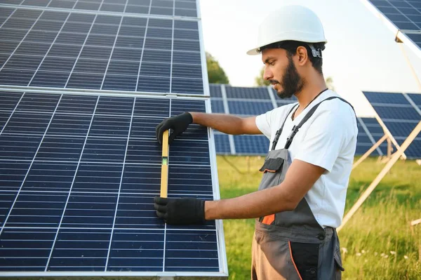Mężczyzna Arabski Inżynier Stojący Polu Rzędami Słonecznych Paneli — Zdjęcie stockowe