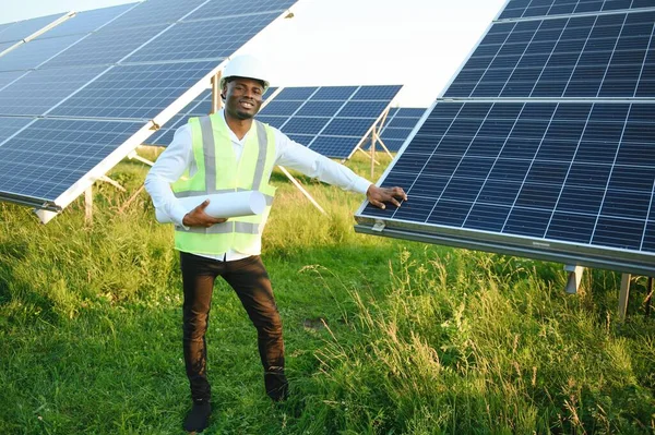 Afrykański Technik Amerykański Sprawdza Konserwację Paneli Słonecznych Czarny Inżynier Stacji — Zdjęcie stockowe