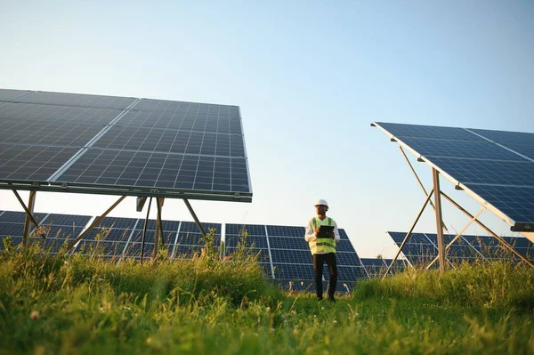 Technologia Fotowoltaiczna Zielonej Energii Pracownik Fabryce Paneli Słonecznych — Zdjęcie stockowe