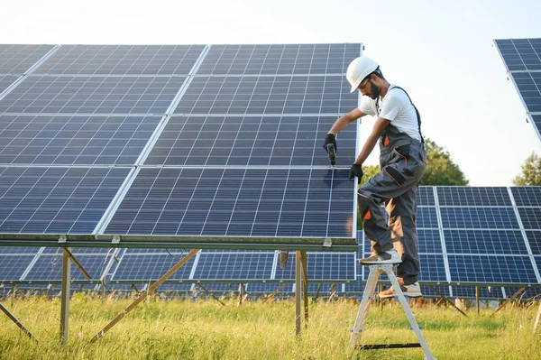 Indyjski Pracownik Instaluje Panele Słoneczne Koncepcja Energii Odnawialnej — Zdjęcie stockowe