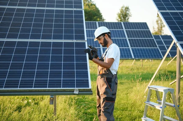 Indyjski Pracownik Płci Męskiej Pracuje Nad Zainstalowaniem Paneli Słonecznych Polu — Zdjęcie stockowe