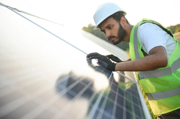 Trabalhador Indiano Está Trabalhando Instalação Painéis Solares Campo — Fotografia de Stock