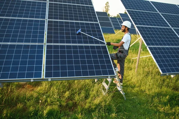 Uomo Indiano Uniforme Che Lavora Vicino Pannello Solare — Foto Stock