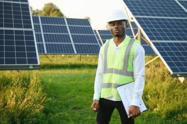 Fotovoltaik Yeşil Enerji Teknolojisi. Güneş Paneli Fabrikasında İşçi.