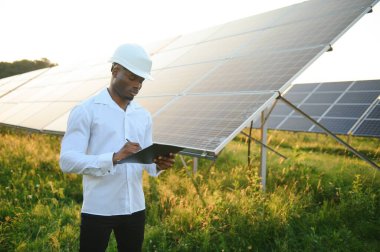 Fotovoltaik Yeşil Enerji Teknolojisi. Güneş Paneli Fabrikasında İşçi.