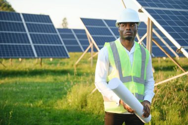 Fotovoltaik Yeşil Enerji Teknolojisi. Güneş Paneli Fabrikasında İşçi.