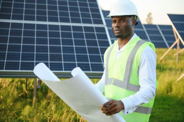 Genç Afro-Amerikan mühendis portresinin yakın plan portresi. Yeşil elektrik gelecek kavramı