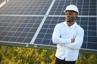 Genç Afrikalı Amerikalı mühendis güneş panelleri alanında