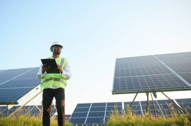 Genç Afrikalı Amerikalı mühendis güneş panelleri alanında