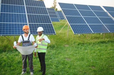 Güneş panelleri alanında çok ırklı işçilerden oluşan bir ekip.