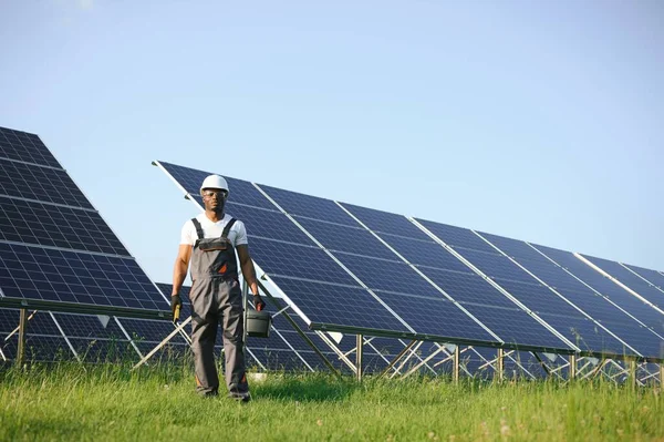 Kompetentny Inżynier Energetyczny Szarym Kombinezonie Biały Kask Sprawdzający Panele Słoneczne — Zdjęcie stockowe