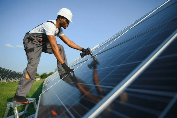 Afroamerykański Inżynier Utrzymujący Panele Ogniw Słonecznych Technik Pracujący Zewnątrz Przy — Zdjęcie stockowe