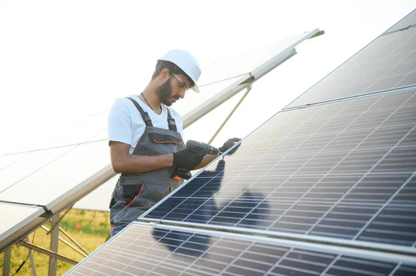 Indyjski Pracownik Mundurze Narzędziami Pracuje Farmie Paneli Słonecznych — Zdjęcie stockowe