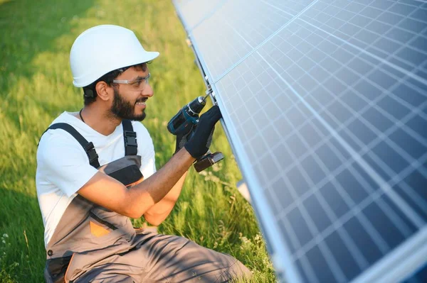 Indyjski Pracownik Instaluje Panele Słoneczne Koncepcja Energii Odnawialnej — Zdjęcie stockowe