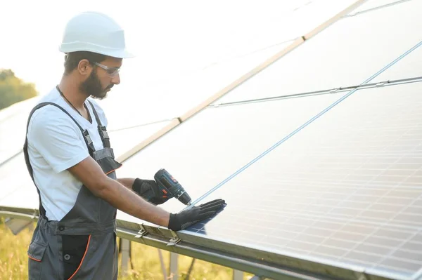 Indianin Mundurze Pracujący Przy Panelu Słonecznym — Zdjęcie stockowe