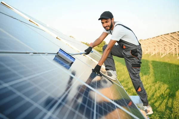 Engenheiro Árabe Masculino Campo Com Fileiras Painéis Solares — Fotografia de Stock