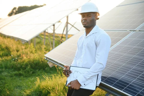 Fotovoltaik Yeşil Enerji Teknolojisi. Güneş Paneli Fabrikasında İşçi.