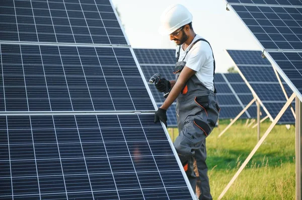Mężczyzna Arabski Inżynier Kasku Brązowe Kombinezony Sprawdzające Odporność Panelach Słonecznych — Zdjęcie stockowe