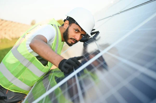 Trabalhador Indiano Uniforme Com Ferramentas Trabalha Uma Fazenda Painéis Solares — Fotografia de Stock