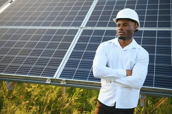 Genç Afrikalı Amerikalı mühendis güneş panelleri alanında