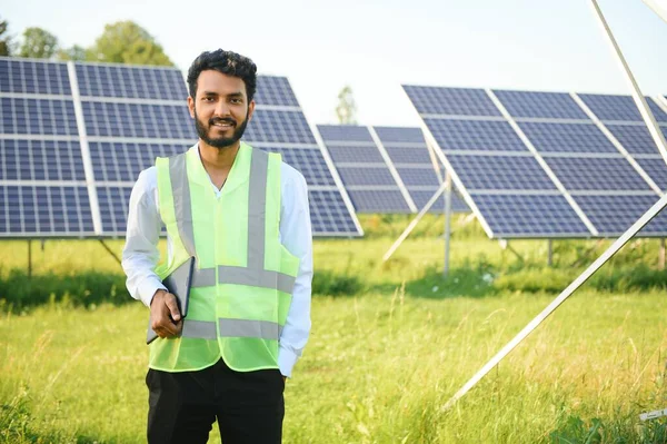 Manlig Ingenjör Kontrollerar Solcellsanläggning Och Använder Inspelningstablett Indian Man Uniform — Stockfoto