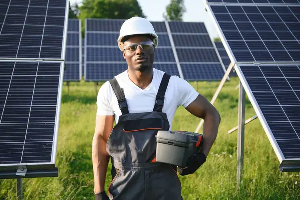 Afroamerykański Inżynier Utrzymujący Panele Ogniw Słonecznych Technik Pracujący Zewnątrz Przy — Zdjęcie stockowe