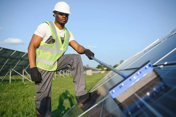 Afrykański Pracownik Oczyszczający Panel Słoneczny Elektrowni Słonecznej — Zdjęcie stockowe