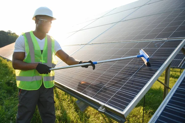 Alternatywny Pracownik Elektrowni Jednolitym Czyszczeniu Paneli Słonecznych Mopem Przystojny Afroamerykanin — Zdjęcie stockowe