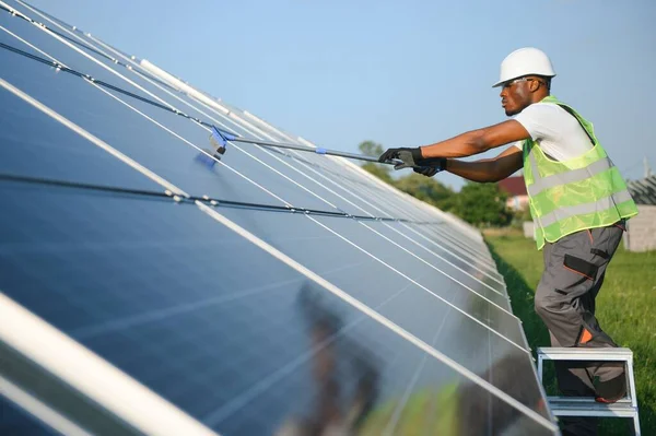 Afrykański Pracownik Oczyszczający Panel Słoneczny Elektrowni Słonecznej — Zdjęcie stockowe