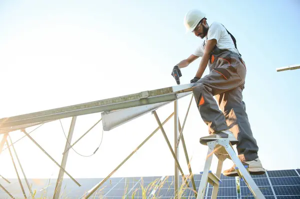 Ein Indischer Arbeiter Installiert Sonnenkollektoren Das Konzept Der Erneuerbaren Energien — Stockfoto