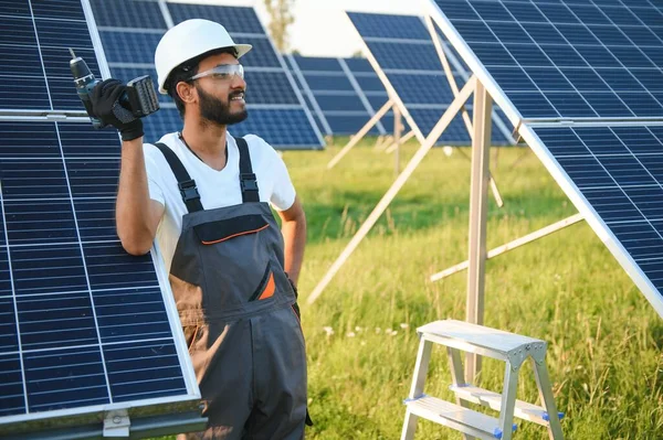 Mężczyzna Arabski Inżynier Kasku Brązowe Kombinezony Sprawdzające Odporność Panelach Słonecznych — Zdjęcie stockowe
