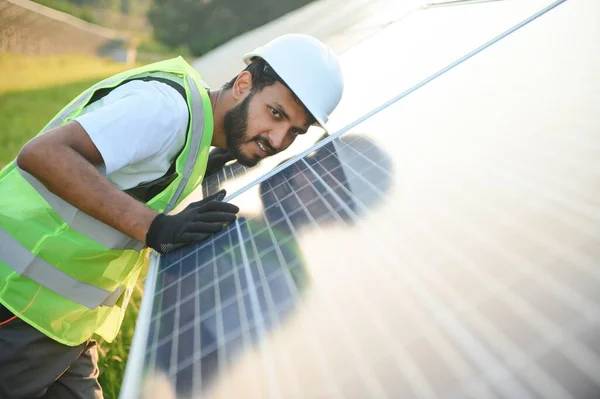 Engenheiro Árabe Masculino Capacete Macacão Marrom Verificando Resistência Painéis Solares — Fotografia de Stock