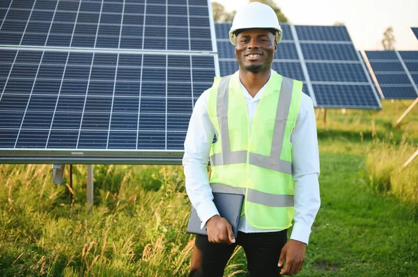 Młody Afroamerykański Inżynier Dziedzinie Paneli Słonecznych — Zdjęcie stockowe