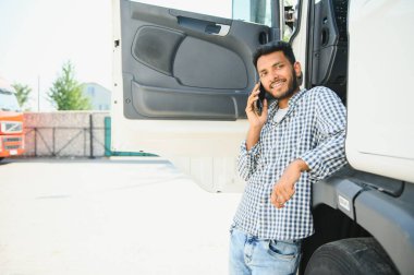 Otoparktaki kendine güvenen Hintli kamyon şoförünün portresi. Boşluğu kopyala