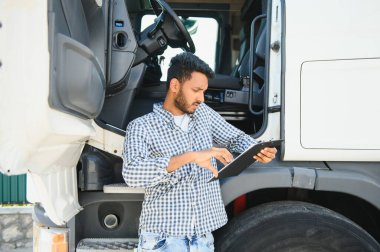 Lojistik, teslimat arabası ve dosya evrakları olan adam ya da stok, ürün dağıtımı ya da nakliye bilgileri için kontrol listesi. Tedarik zinciri, kurye servisi ve çalışan mutlu minibüs veya kamyon şoförü.