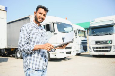 Lojistik, teslimat arabası ve dosya evrakları olan adam ya da stok, ürün dağıtımı ya da nakliye bilgileri için kontrol listesi. Tedarik zinciri, kurye servisi ve çalışan mutlu minibüs veya kamyon şoförü.