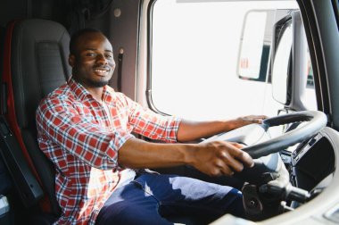 Kurye. Siyah adam sürücü teslim araba sürüş