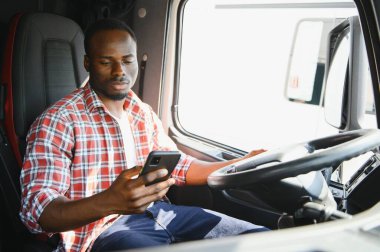 Çekici servisinde çalışan ve kamyonunu kullanan yakışıklı Afrikalı bir Amerikalı.