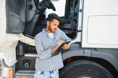Lojistik, teslimat arabası ve dosya evrakları olan adam ya da stok, ürün dağıtımı ya da nakliye bilgileri için kontrol listesi. Tedarik zinciri, kurye servisi ve çalışan mutlu minibüs veya kamyon şoförü.