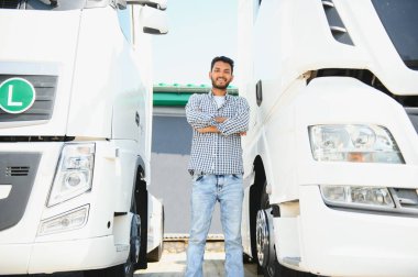 Otoparktaki kendine güvenen Hintli kamyon şoförünün portresi. Boşluğu kopyala