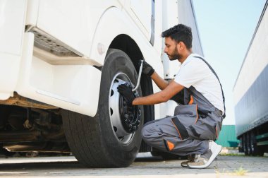 Hintli tamirci tekerlek kamyonunun pnömatik anahtarını söktü.