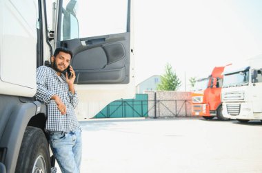 Kamyonetinin yanında duran genç Hintli adam. Nakliye konsepti