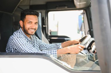 Genç Hintli kamyon şoförü. Karayolu taşımacılığı kavramı