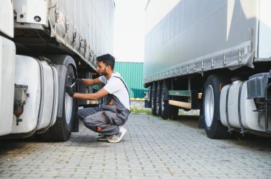 Hintli tamirci tekerlek kamyonunun pnömatik anahtarını söktü.