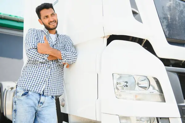 Молодий Індійський Чоловік Стоїть Перед Своєю Вантажівкою — стокове фото