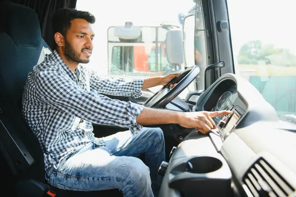 Молодий Індійський Водій Вантажівки Концепція Автомобільних Вантажних Перевезень — стокове фото