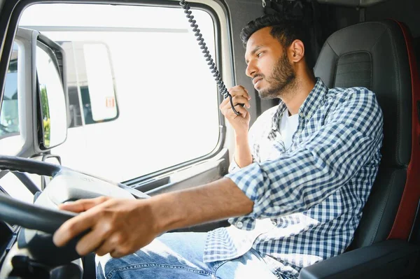 Menggunakan Radio Sopir Truk Muda Adalah Dengan Kendaraannya Pada Siang — Stok Foto