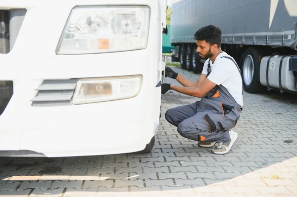 Indian Mechanic Schroeft Wiel Truck Pneumatische Moersleutel — Stockfoto