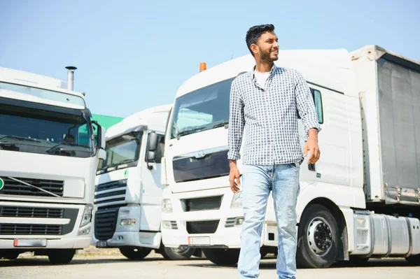 Молодий Індійський Чоловік Стоїть Біля Своєї Вантажівки Концепція Вантажних Перевезень — стокове фото