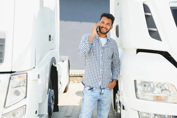 Молодий Індійський Чоловік Стоїть Біля Своєї Вантажівки Концепція Вантажних Перевезень — стокове фото
